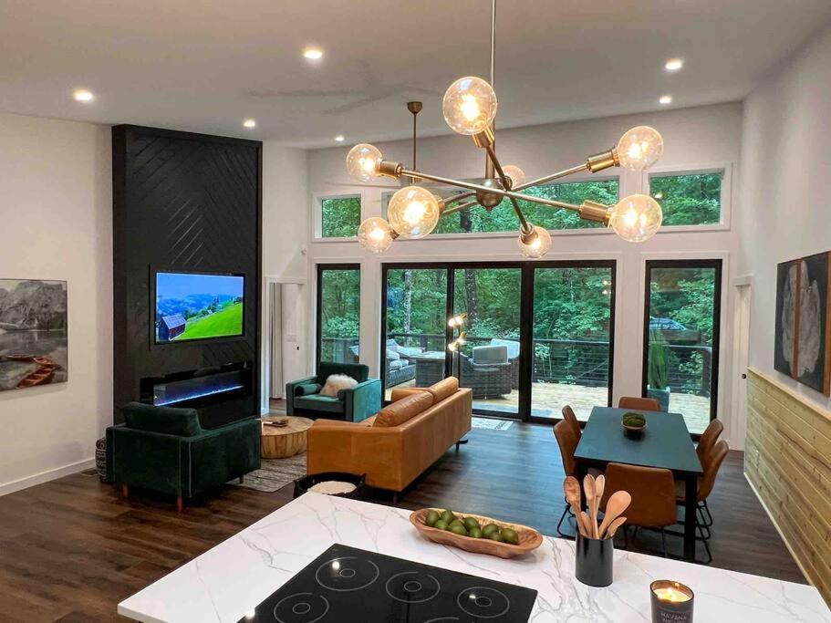 Вилла Modern Mountain Getaway With Hot Tub, Fire Pit Sautee Nacoochee Экстерьер фото