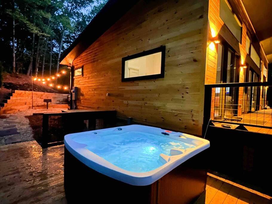 Вилла Modern Mountain Getaway With Hot Tub, Fire Pit Sautee Nacoochee Экстерьер фото